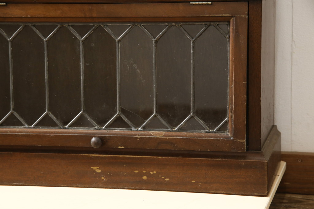 イギリスアンティーク　マホガニー材　ステンドグラスがクラシカルな雰囲気を高めるブックケース(キャビネット、書棚、本箱、収納棚、本棚)(R-059618)