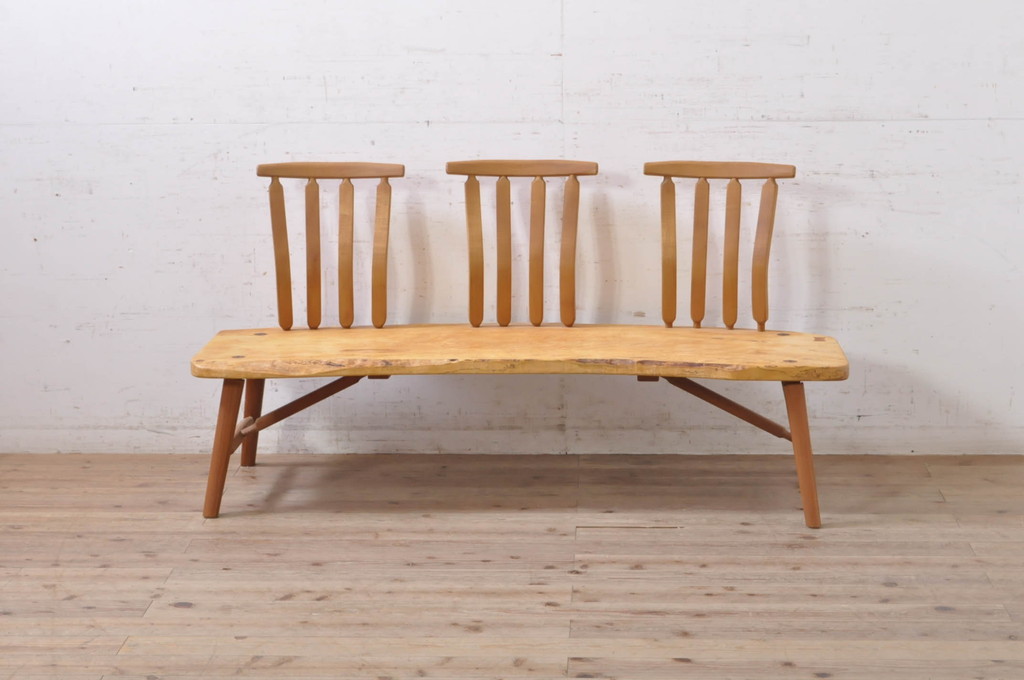 中古　国産　職人手作り品　ユニークなデザインが魅力的　栃の木の座面と栗材の背もたれのベンチ(長椅子、木製ベンチ、板座チェア、3人掛け)(R-071059)