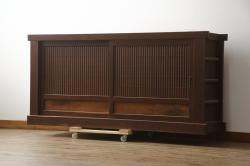 中古　高級品!!　希少モデル　アメリカ　Century Furniture(センチュリー・ファニチャー)　取っ手のデザインが目を引くシノワズリ様式のサイドボード(サイドキャビネット、カウンターテーブル、キッチンカウンター、収納棚)(R-079218)