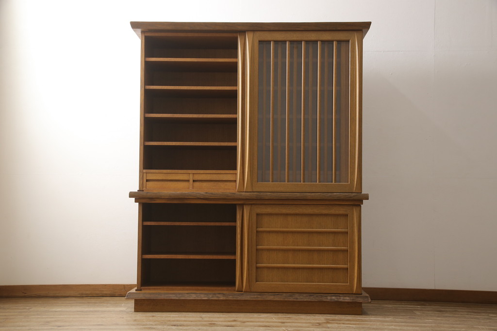 中古　美品　飛騨家具　シラカワ製　直線と曲線のコントラストが面白い、モダンな水屋箪笥(定価約61万円)(キャビネット、食器棚、収納棚、戸棚)(R-058000)