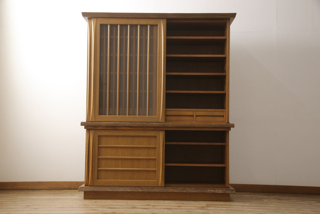 中古　美品　飛騨家具　シラカワ製　直線と曲線のコントラストが面白い、モダンな水屋箪笥(定価約61万円)(キャビネット、食器棚、収納棚、戸棚)(R-058000)