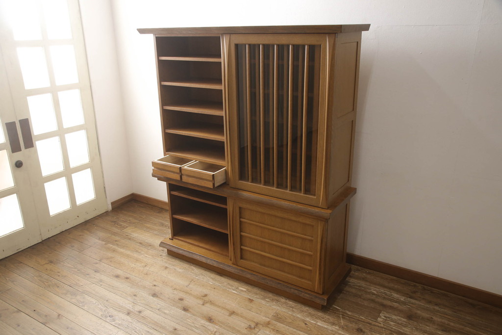 中古　美品　飛騨家具　シラカワ製　直線と曲線のコントラストが面白い、モダンな水屋箪笥(定価約61万円)(キャビネット、食器棚、収納棚、戸棚)(R-058000)
