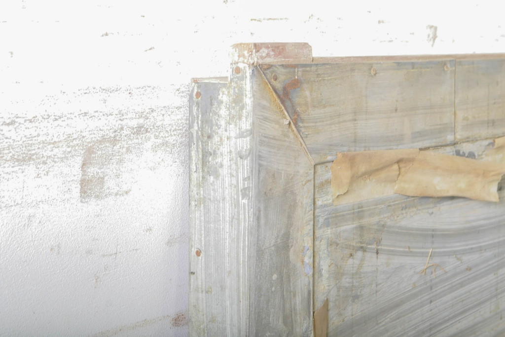 アンティーク建具　重厚な佇まいが存在感のある鉄板張りの蔵戸1枚(鉄扉、玄関戸、引き戸)(R-074386)