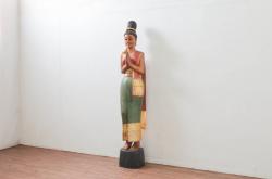 中古　美品!!　等身大　穏やかな表情と美しい民族衣装が目を惹くサワディー人形(ディスプレイ、オブジェ、店舗什器)(定価約16万円)(R-077687)