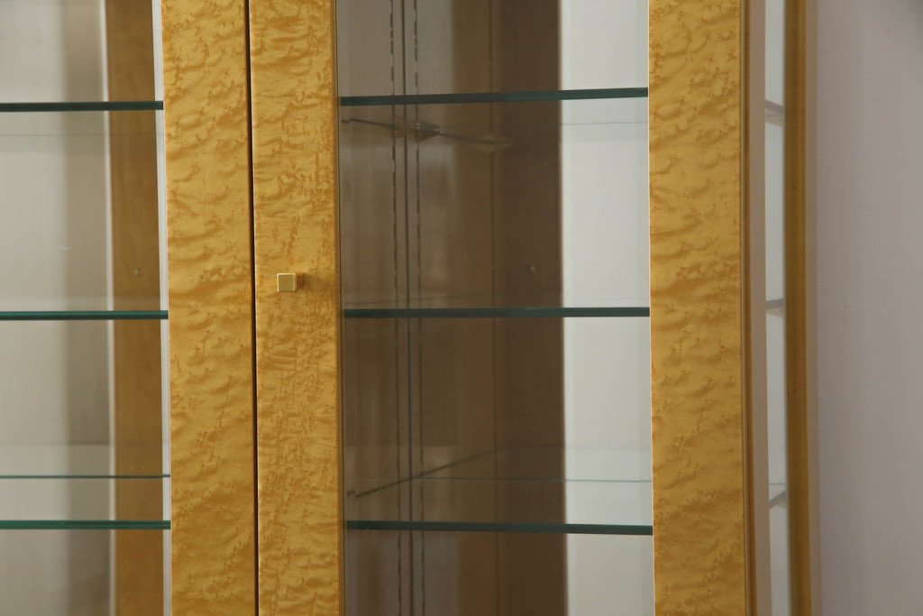 中古　美品　バーズアイメープル　SPRENDOR(スプレンダー)　特徴的な杢目と直線的なデザインが美しいキャビネット(飾り棚、陳列棚、キュリオケース、ガラスケース)(定価約80万円)(R-070317)