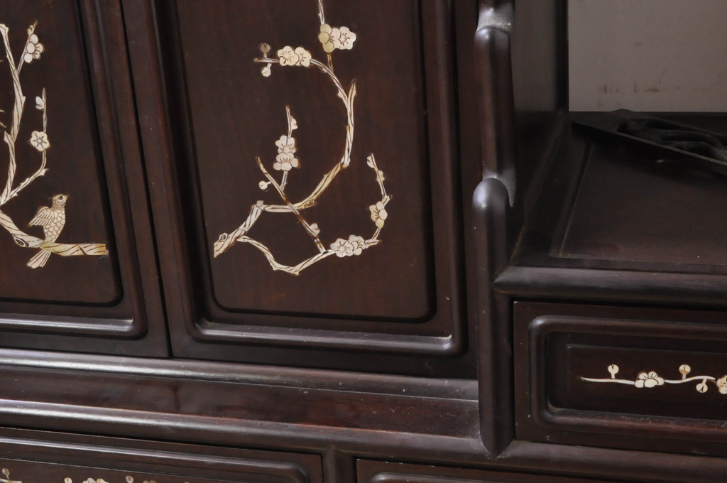 和製ビンテージ　花梨(カリン)材　螺鈿(ラデン)　象嵌入り　品のある佇まいが美しい大振りな飾り棚(茶棚、収納棚、戸棚、違い棚、唐木、ヴィンテージ)(R-071133)