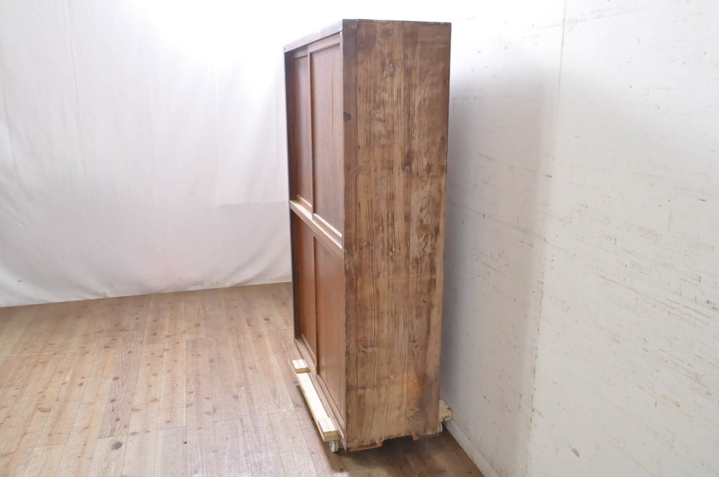 和製アンティーク　昭和レトロ　シンプルなデザインが魅力の収納棚(戸棚、食器棚、キャビネット)(R-071481)