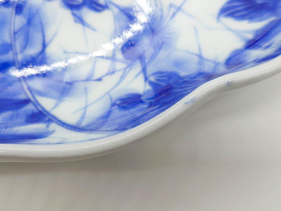 明治期　伊万里　染付　輪花型　約38cm　1尺2寸　丹念に絵付けされた花鳥や海老の図が見事な大皿(尺皿、陶器、エビ、海老、えび、風景、花鳥図、山水図、和食器、和皿、一尺二寸)(R-078890)
