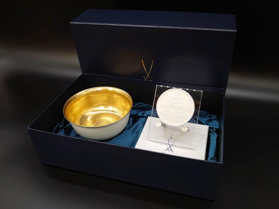 超稀少　ドイツ　マイセン　Meissen　金彩ゴールド×ホワイト　ボウル&磁器メダルセット(300Jahre europaisches porzellan、パゴダ?、人物、箱付き)(R-071812)