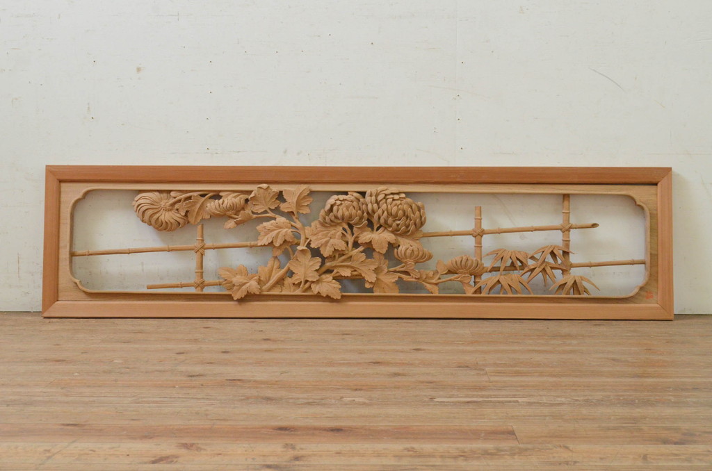 アンティーク建具　井波彫刻　躍動感ある笹と菊の彫りが美しい彫刻欄間1枚(明り取り、明かり取り、在銘有り)(R-071591)