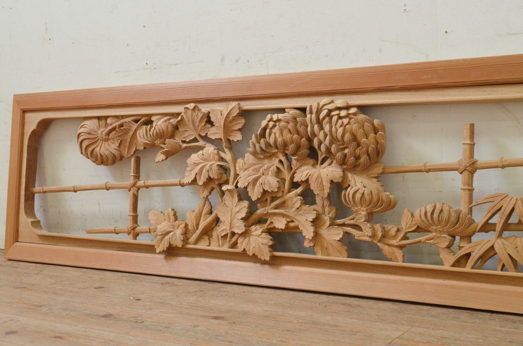 アンティーク建具　井波彫刻　躍動感ある笹と菊の彫りが美しい彫刻欄間1枚(明り取り、明かり取り、在銘有り)(R-071591)