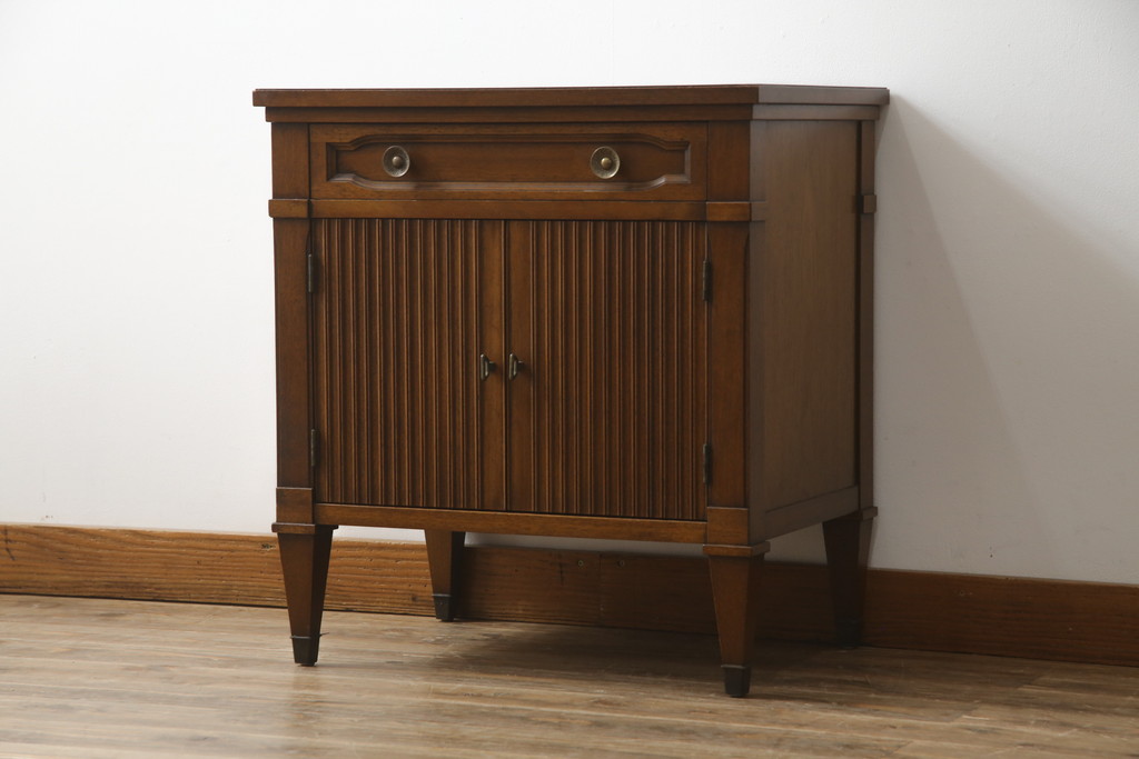 中古　DREXEL HERITAGE(ドレクセルヘリテイジ)　Triune(トライユン)　上品な佇まいが魅力のナイトテーブル(サイドテーブル、収納棚、戸棚、サイドキャビネット、花台、飾り台)(R-075937)
