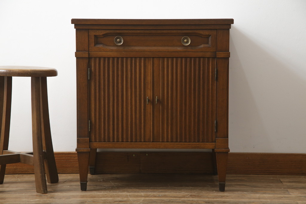 中古　DREXEL HERITAGE(ドレクセルヘリテイジ)　Triune(トライユン)　上品な佇まいが魅力のナイトテーブル(サイドテーブル、収納棚、戸棚、サイドキャビネット、花台、飾り台)(R-075937)