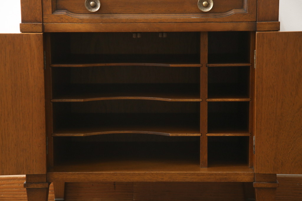 中古　DREXEL HERITAGE(ドレクセルヘリテイジ)　Triune(トライユン)　上品な佇まいが魅力のナイトテーブル(サイドテーブル、収納棚、戸棚、サイドキャビネット、花台、飾り台)(R-075937)