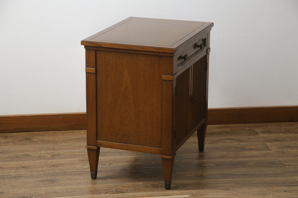 中古　DREXEL HERITAGE(ドレクセルヘリテイジ)　Triune(トライユン)　上品な佇まいが魅力のナイトテーブル(サイドテーブル、収納棚、戸棚、サイドキャビネット、花台、飾り台)(R-075937)