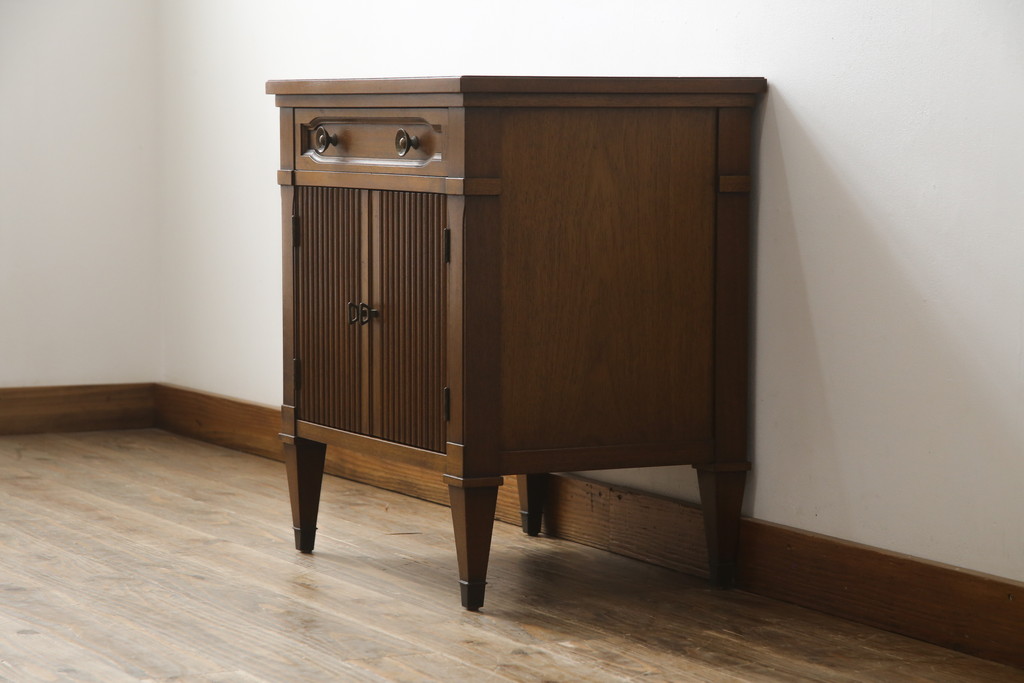 中古　DREXEL HERITAGE(ドレクセルヘリテイジ)　Triune(トライユン)　上品な佇まいが魅力のナイトテーブル(サイドテーブル、収納棚、戸棚、サイドキャビネット、花台、飾り台)(R-075937)