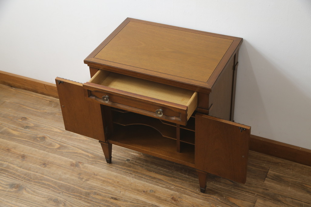中古　DREXEL HERITAGE(ドレクセルヘリテイジ)　Triune(トライユン)　上品な佇まいが魅力のナイトテーブル(サイドテーブル、収納棚、戸棚、サイドキャビネット、花台、飾り台)(R-075937)