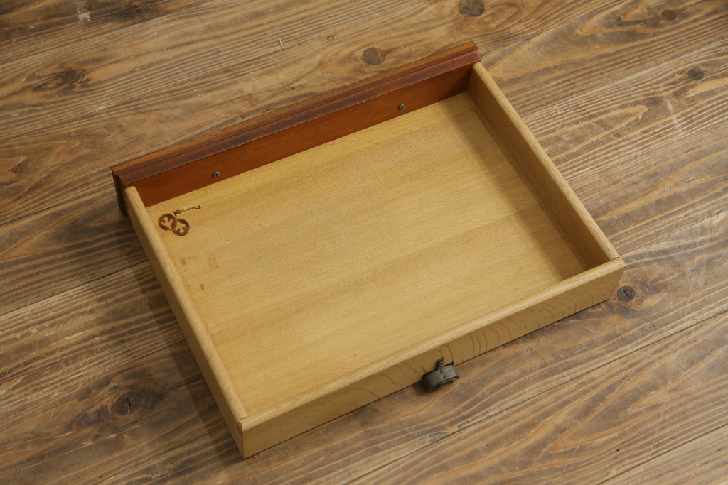 中古　DREXEL HERITAGE(ドレクセルヘリテイジ)　Triune(トライユン)　上品な佇まいが魅力のナイトテーブル(サイドテーブル、収納棚、戸棚、サイドキャビネット、花台、飾り台)(R-075937)