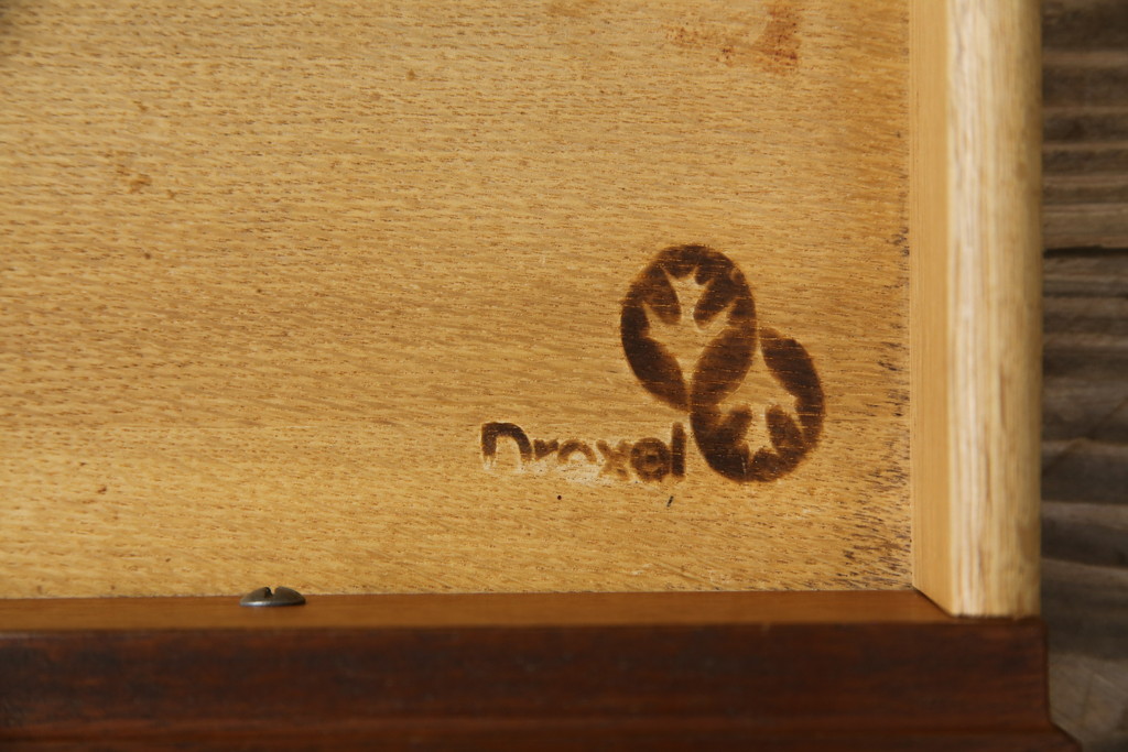 中古　DREXEL HERITAGE(ドレクセルヘリテイジ)　Triune(トライユン)　上品な佇まいが魅力のナイトテーブル(サイドテーブル、収納棚、戸棚、サイドキャビネット、花台、飾り台)(R-075937)