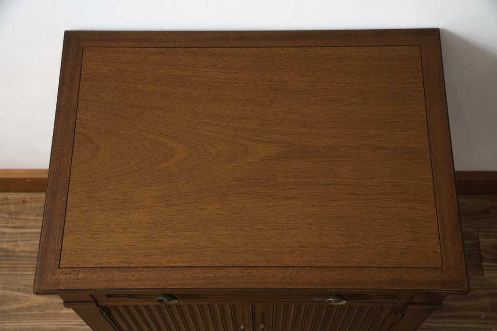中古　DREXEL HERITAGE(ドレクセルヘリテイジ)　Triune(トライユン)　上品な佇まいが魅力のナイトテーブル(サイドテーブル、収納棚、戸棚、サイドキャビネット、花台、飾り台)(R-075937)