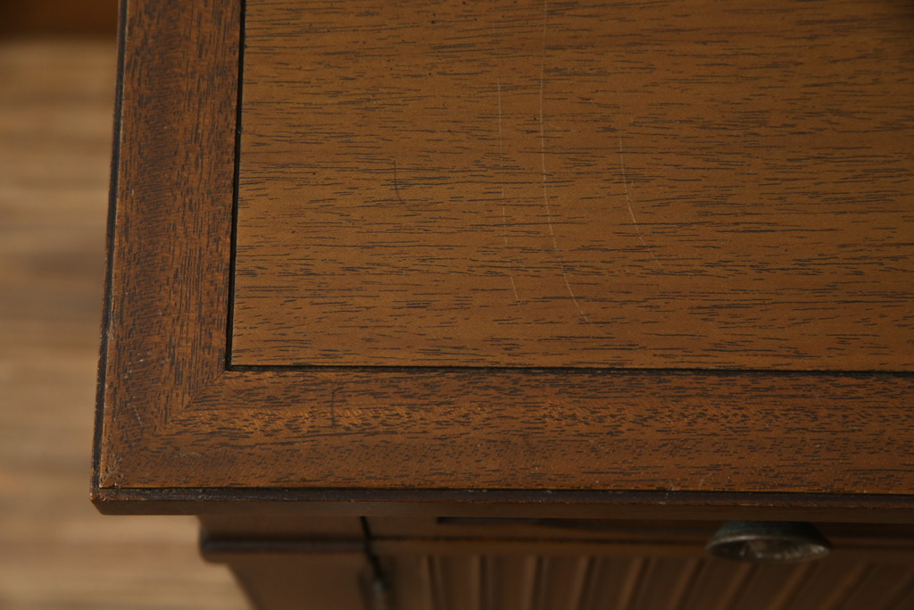 中古　DREXEL HERITAGE(ドレクセルヘリテイジ)　Triune(トライユン)　上品な佇まいが魅力のナイトテーブル(サイドテーブル、収納棚、戸棚、サイドキャビネット、花台、飾り台)(R-075937)