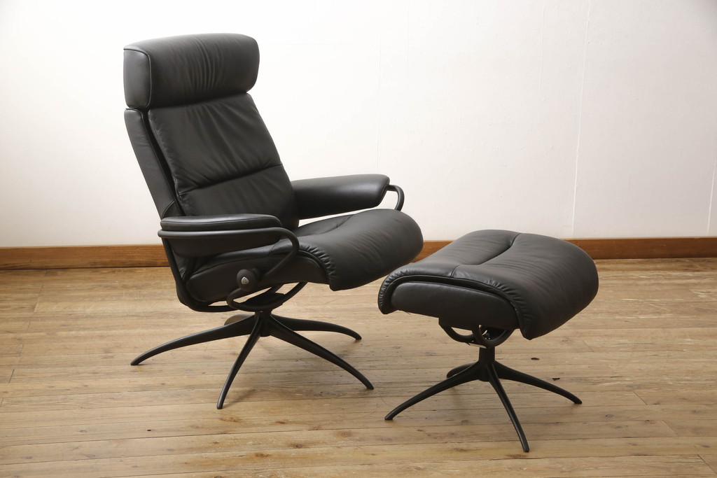 中古　美品　EKORNES(エコーネス)　トーキョー　ヘッドレスト付ローバック　Mサイズ　オットマン付き!!スタイリッシュなデザインが魅力のストレスレスチェア(スターベース、1人掛けソファ、1Pソファ、アームチェア、リクライニングチェア、フットスツール、北欧、本革、レザーチェア)(定価約35万2千円)(R-064728)