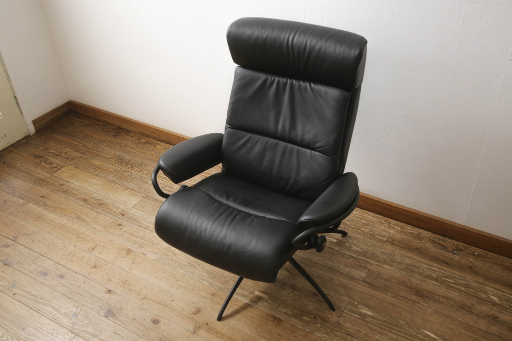 中古　美品　EKORNES(エコーネス)　トーキョー　ヘッドレスト付ローバック　Mサイズ　オットマン付き!!スタイリッシュなデザインが魅力のストレスレスチェア(スターベース、1人掛けソファ、1Pソファ、アームチェア、リクライニングチェア、フットスツール、北欧、本革、レザーチェア)(定価約35万2千円)(R-064728)