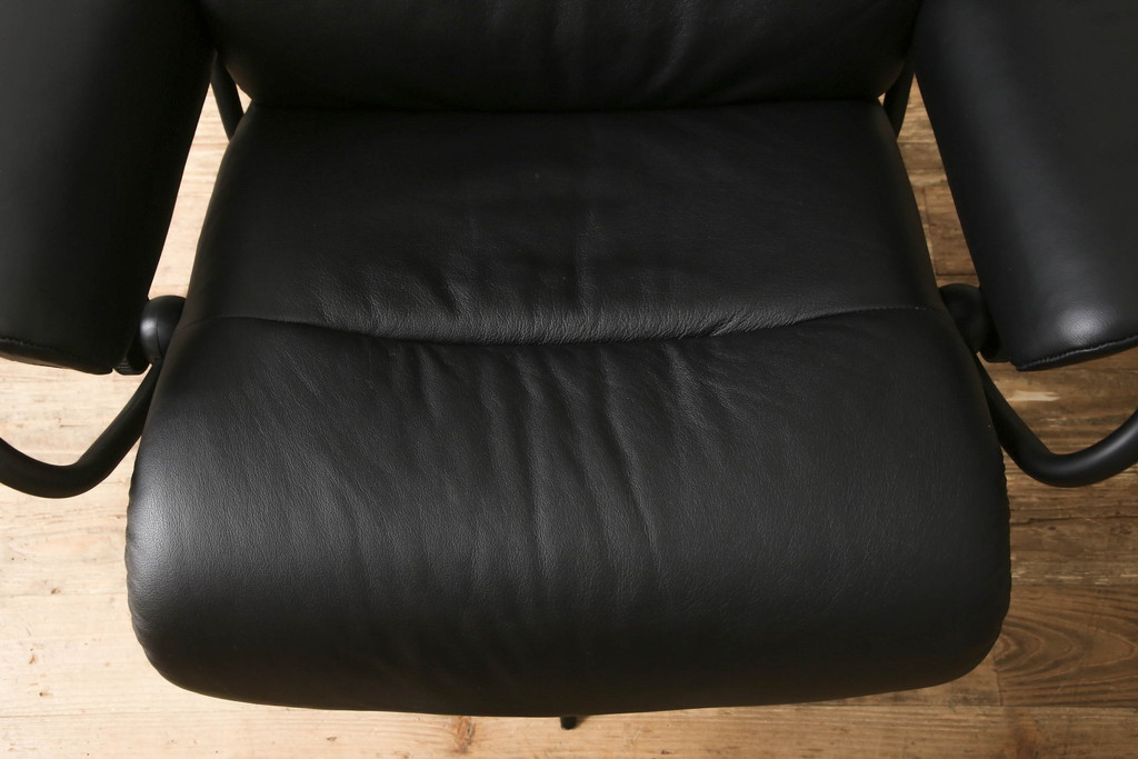 中古　美品　EKORNES(エコーネス)　トーキョー　ヘッドレスト付ローバック　Mサイズ　オットマン付き!!スタイリッシュなデザインが魅力のストレスレスチェア(スターベース、1人掛けソファ、1Pソファ、アームチェア、リクライニングチェア、フットスツール、北欧、本革、レザーチェア)(定価約35万2千円)(R-064728)