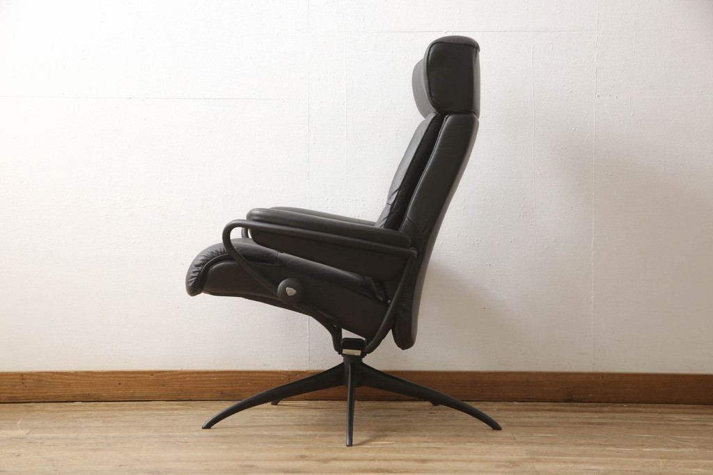 中古　美品　EKORNES(エコーネス)　トーキョー　ヘッドレスト付ローバック　Mサイズ　オットマン付き!!スタイリッシュなデザインが魅力のストレスレスチェア(スターベース、1人掛けソファ、1Pソファ、アームチェア、リクライニングチェア、フットスツール、北欧、本革、レザーチェア)(定価約35万2千円)(R-064728)