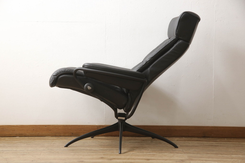 中古　美品　EKORNES(エコーネス)　トーキョー　ヘッドレスト付ローバック　Mサイズ　オットマン付き!!スタイリッシュなデザインが魅力のストレスレスチェア(スターベース、1人掛けソファ、1Pソファ、アームチェア、リクライニングチェア、フットスツール、北欧、本革、レザーチェア)(定価約35万2千円)(R-064728)