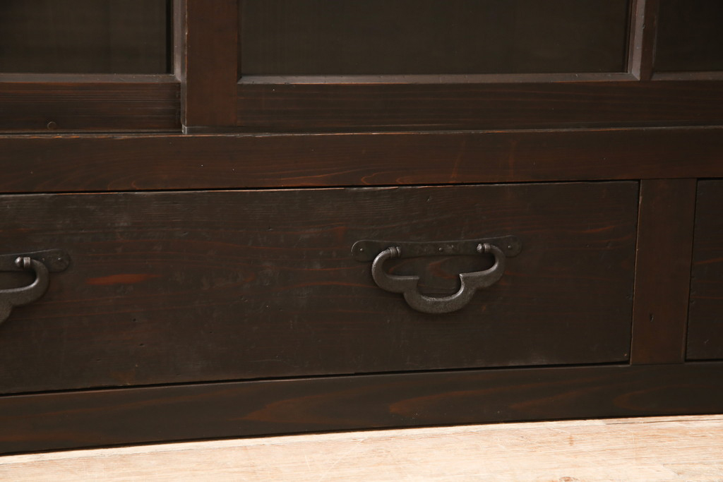 【セミオーダー家具実例】明治〜大正時代の戸棚に高品質リペアを施しました。建具ガラスはクリアガラスへ交換し、使いやすいよう引手を取り付け。天板は杉材の板にて新たに張り替えました。内部には棚板を1枚追加、それに合わせて棚受けも増設。レトロなねじ込み錠を取り付けて仕上げました。(ガラス戸棚、キャビネット、収納棚、食器棚)