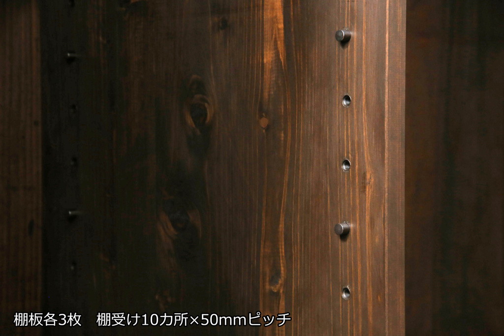 水屋箪笥サイドボードをリペア&カスタム!前回購入いただいた脚とデザインの同じものを取り付け、棚内部は元からある棚を取り外し、中央で分割して新しく棚を取り付け。色味は現状の色味をベースに仕上げ。新規製作部分は本体に色合わせ。(収納棚、戸棚、キャビネット)