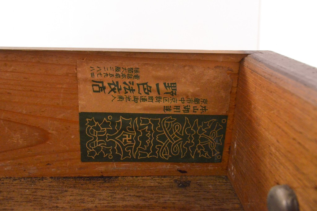 和製アンティーク　ナラ材　ヨーロピアンな雰囲気を醸し出すコーナーキャビネット(収納棚、飾り棚、戸棚)(R-059468)