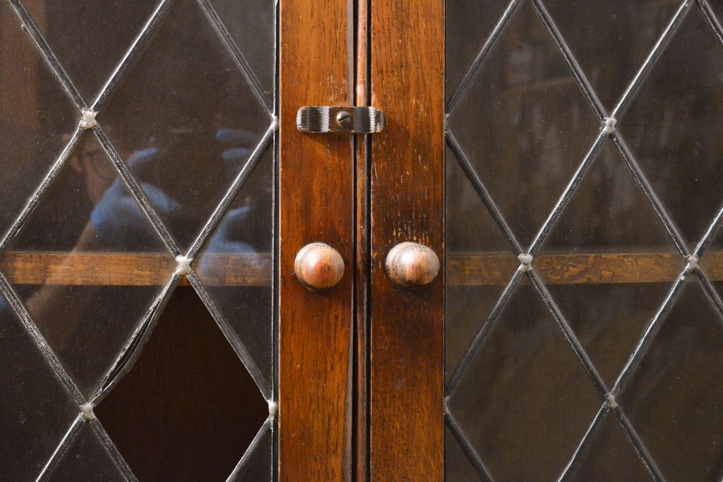 ヨーロッパビンテージ　オーク材　ステンドグラス扉がおしゃれ!凝ったデザインが魅力的なキャビネット(サイドキャビネット、収納棚、戸棚)(R-059473)