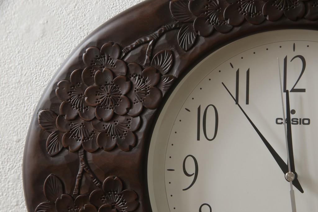 中古　美品　軽井沢彫り　オーバル型のフォルムが珍しい壁掛け時計(掛け時計、ウォールクロック)(R-059692)