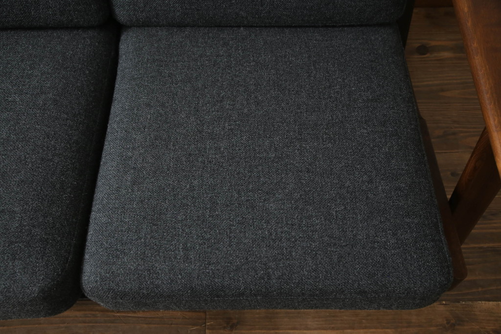北欧家具　デンマークビンテージ　GETAMA(ゲタマ)　Hans J Wegner(ハンス・J・ウェグナー)　GE290　くつろぎの空間を演出するアーム付き3人掛けソファ(3P、三人掛け、アームソファ、トリプルソファ、3シーター、北欧、ヴィンテージ)(R-068269)