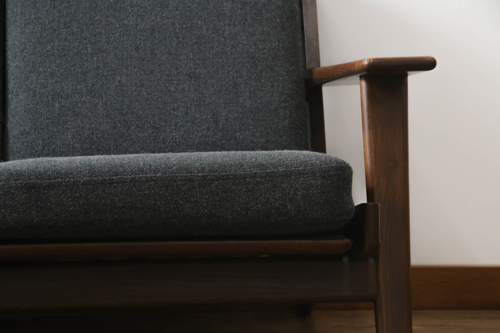 北欧家具　デンマークビンテージ　GETAMA(ゲタマ)　Hans J Wegner(ハンス・J・ウェグナー)　GE290　くつろぎの空間を演出するアーム付き3人掛けソファ(3P、三人掛け、アームソファ、トリプルソファ、3シーター、北欧、ヴィンテージ)(R-068269)
