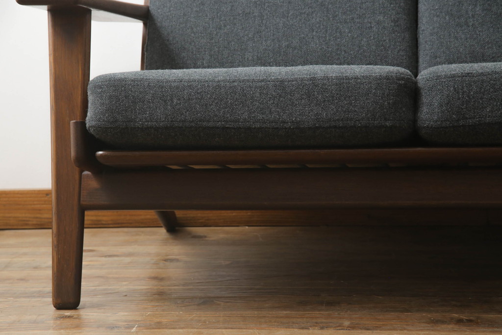 北欧家具　デンマークビンテージ　GETAMA(ゲタマ)　Hans J Wegner(ハンス・J・ウェグナー)　GE290　くつろぎの空間を演出するアーム付き3人掛けソファ(3P、三人掛け、アームソファ、トリプルソファ、3シーター、北欧、ヴィンテージ)(R-068269)