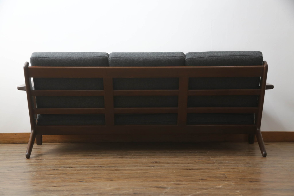 北欧家具　デンマークビンテージ　GETAMA(ゲタマ)　Hans J Wegner(ハンス・J・ウェグナー)　GE290　くつろぎの空間を演出するアーム付き3人掛けソファ(3P、三人掛け、アームソファ、トリプルソファ、3シーター、北欧、ヴィンテージ)(R-068269)
