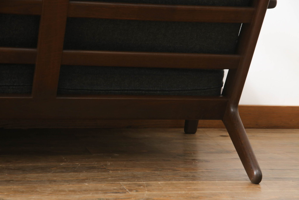 北欧家具　デンマークビンテージ　GETAMA(ゲタマ)　Hans J Wegner(ハンス・J・ウェグナー)　GE290　くつろぎの空間を演出するアーム付き3人掛けソファ(3P、三人掛け、アームソファ、トリプルソファ、3シーター、北欧、ヴィンテージ)(R-068269)