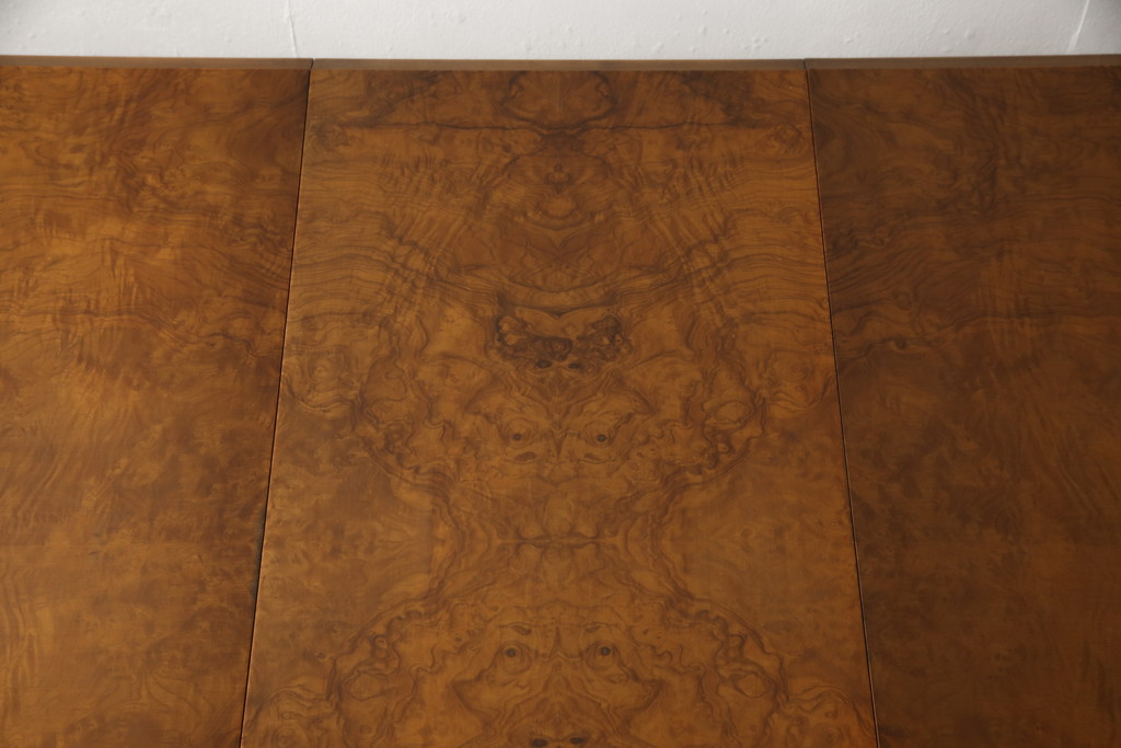 中古　美品　イタリア高級家具　メデア(Medea)　脚に入った幾何学模様が目を引くエクステンションテーブル(定価約90万円)(ダイニングテーブル、6人掛け)(R-059155)
