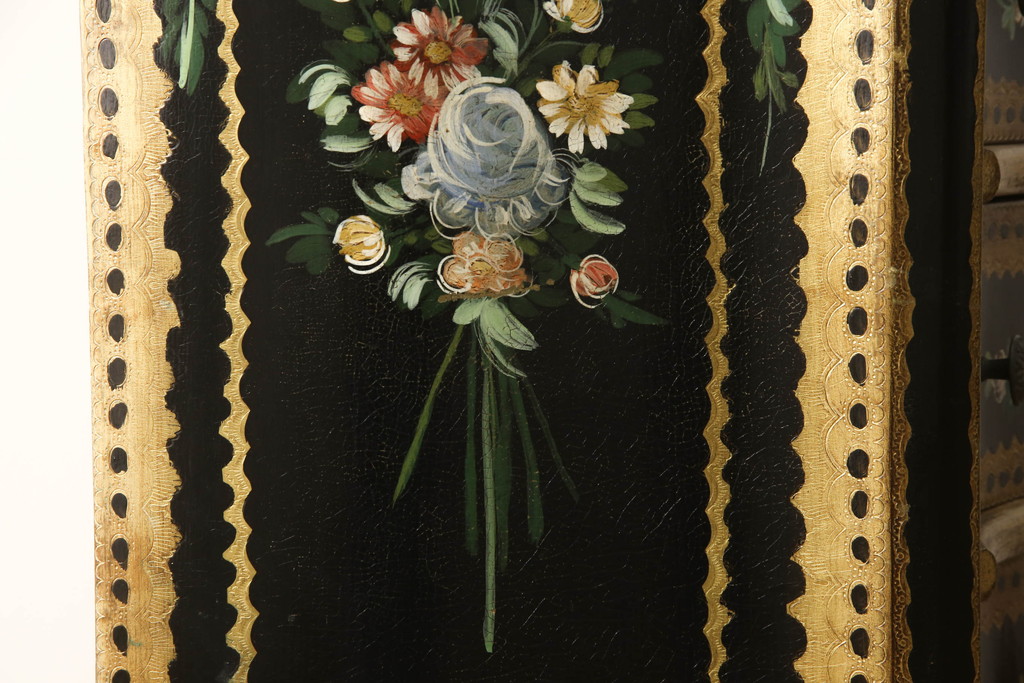 中古　希少　イタリア高級輸入家具　繊細な色使いで描かれた花の絵が美しいランジェリーチェスト(縦型チェスト、引き出し)(R-054439)