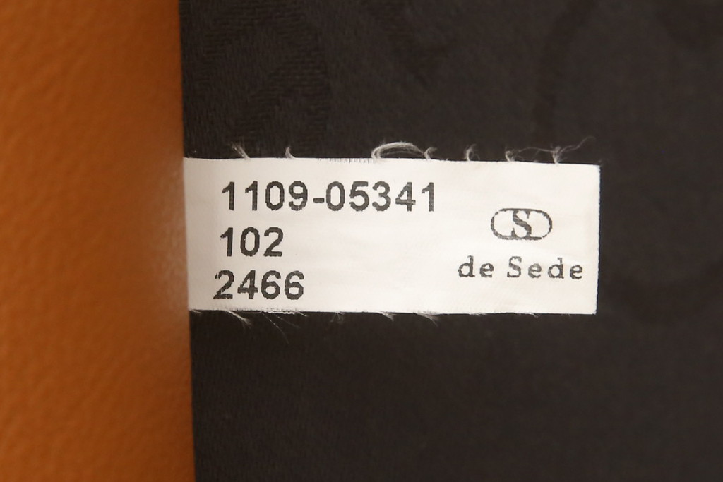 中古　美品　デセデ(de Sede)　マティアス・ホフマンデザイン　DS-102　個性的で美しい曲線のフォルムが魅力的な総本革張り3人掛けソファ(レザー、3P、2人掛け)(定価約250万円)(R-059260)
