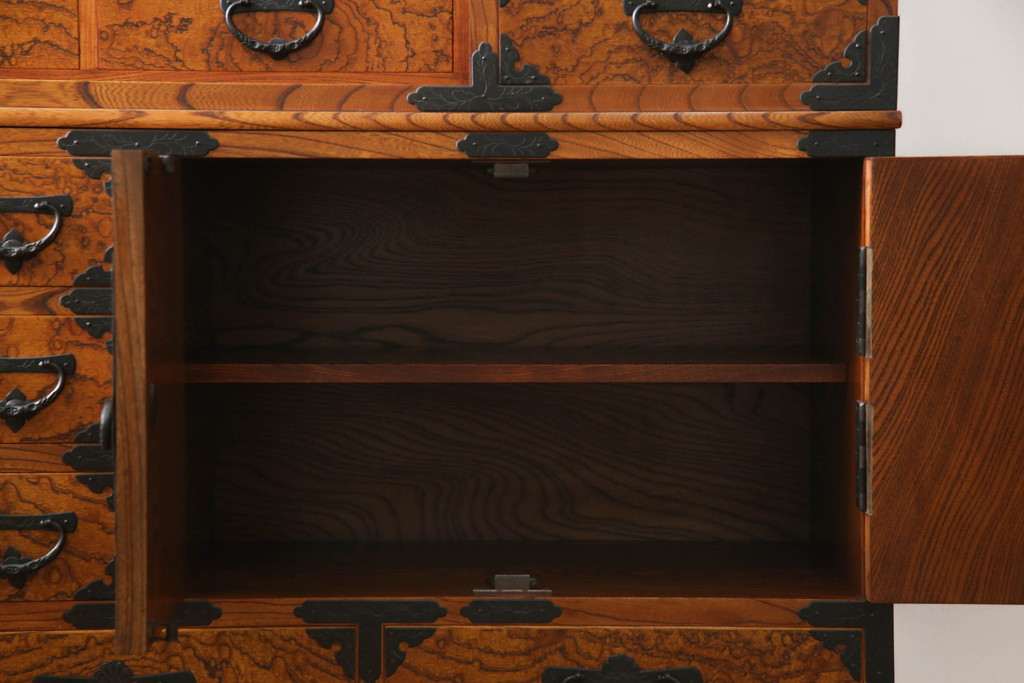 中古　美品　重厚感ある金具と美しい杢目が存在感を放つ茶棚(茶箪笥、収納棚、食器棚、引き出し)(R-069563)