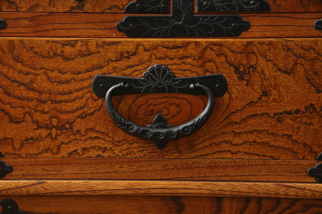 中古　美品　重厚感ある金具と美しい杢目が存在感を放つ茶棚(茶箪笥、収納棚、食器棚、引き出し)(R-069563)