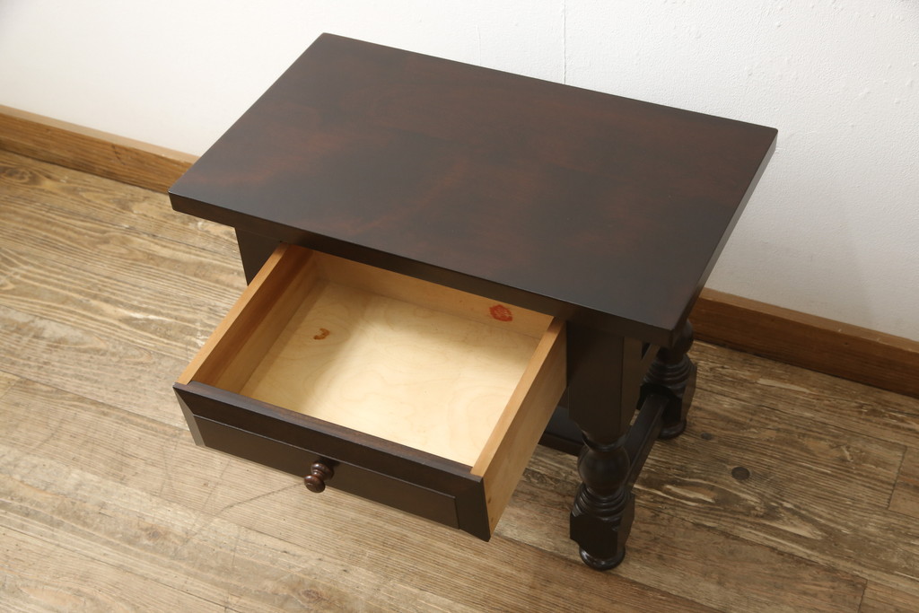 中古　超美品　松本民芸家具　ワンランク上の贅沢な空間にぴったりな風格漂うナイト卓子(サイドテーブル、ナイトテーブル、コーヒーテーブル)(R-059940)