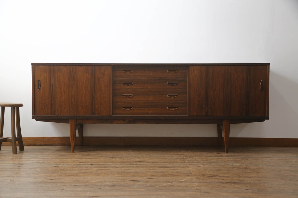 デンマークビンテージ　Lyby Mobler　Lloyd's Antiques(ロイズ・アンティークス)取り扱い　ローズウッド　洗練された美しいデザインが魅力的なサイドボード(サイドキャビネット、リビングボード、収納棚、戸棚、北欧、ヴィンテージ)(R-066181)