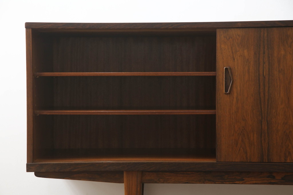 デンマークビンテージ　Lyby Mobler　Lloyd's Antiques(ロイズ・アンティークス)取り扱い　ローズウッド　洗練された美しいデザインが魅力的なサイドボード(サイドキャビネット、リビングボード、収納棚、戸棚、北欧、ヴィンテージ)(R-066181)