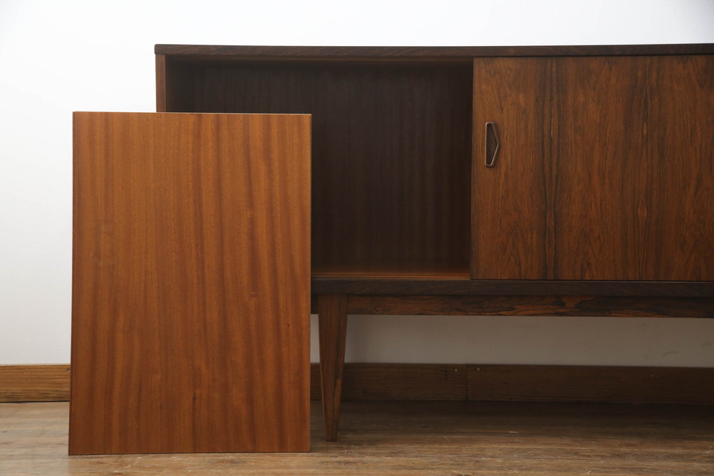デンマークビンテージ　Lyby Mobler　Lloyd's Antiques(ロイズ・アンティークス)取り扱い　ローズウッド　洗練された美しいデザインが魅力的なサイドボード(サイドキャビネット、リビングボード、収納棚、戸棚、北欧、ヴィンテージ)(R-066181)