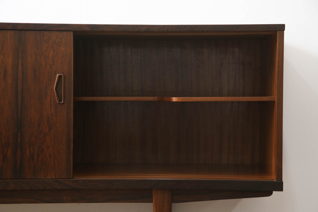 デンマークビンテージ　Lyby Mobler　Lloyd's Antiques(ロイズ・アンティークス)取り扱い　ローズウッド　洗練された美しいデザインが魅力的なサイドボード(サイドキャビネット、リビングボード、収納棚、戸棚、北欧、ヴィンテージ)(R-066181)